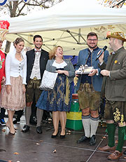 Verabschiedung des Prinzenpaares 2018, Prinz Sebastian I. und Prinzessin Janina I. auf dem Viktualienmarkt (©Foto: Martin Schmitz)